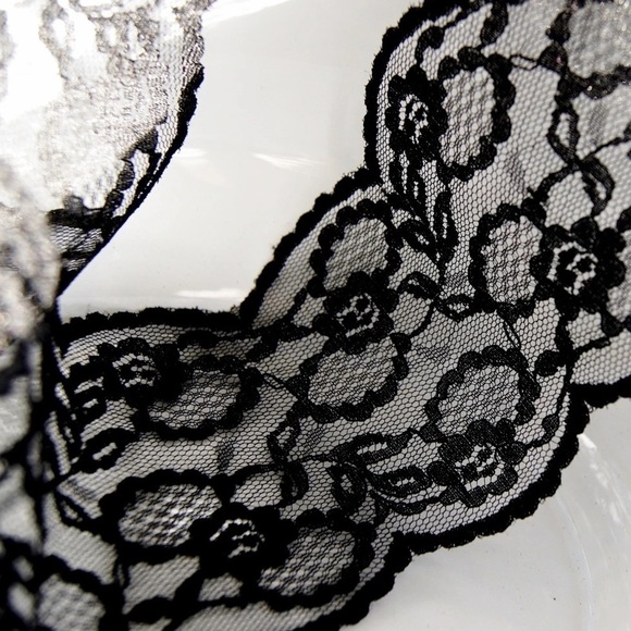 Wrights Flexi-Lace Cream and Black Hem Facings, 2.5 Yards - Picture 9 of 16